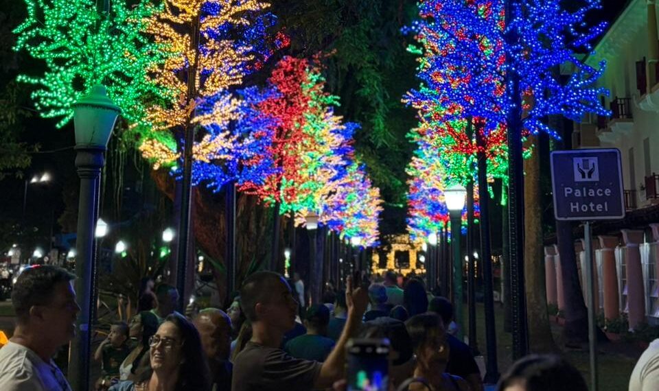 Poços de Caldas realiza acendimento oficial das luzes de Natal; VEJA AS FOTOS