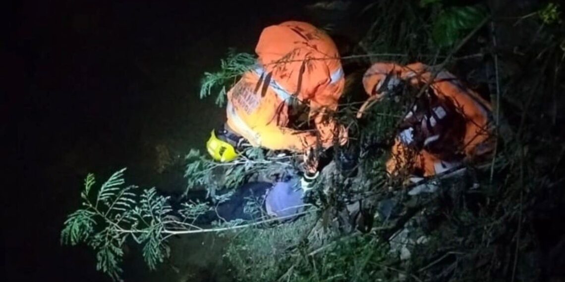 Bombeiros resgatam homem inconsciente após queda de ponte na região