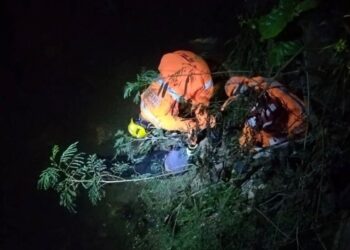 Bombeiros resgatam homem inconsciente após queda de ponte na região