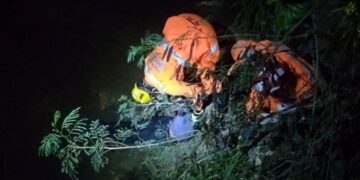 Bombeiros resgatam homem inconsciente após queda de ponte na região