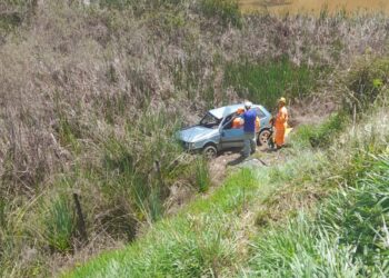 Veículo capota em ribanceira na MGC-369; motorista é levado para hospital