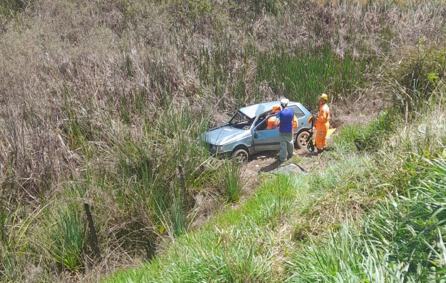 Veículo capota em ribanceira na MGC-369; motorista é levado para hospital