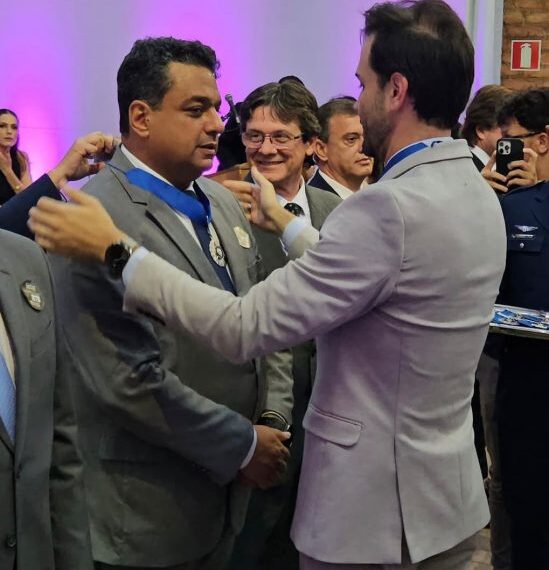 Prefeito e Vice de Poços recebem a Medalha Santos Dumont