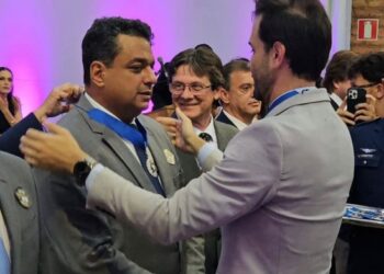 Prefeito e Vice de Poços recebem a Medalha Santos Dumont