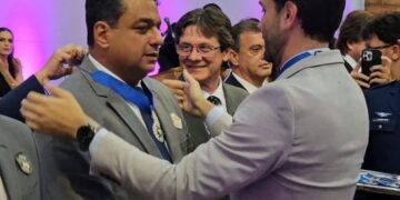 Prefeito e Vice de Poços recebem a Medalha Santos Dumont