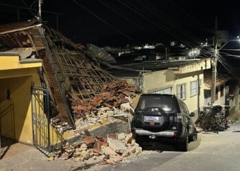 Motorista perde controle de carro e invade residência no Sul de Minas