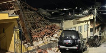 Motorista perde controle de carro e invade residência no Sul de Minas