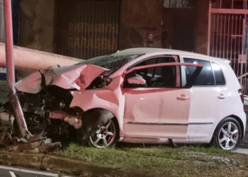 Poste parte ao meio após colisão que resultou em uma vítima em Poços de Caldas