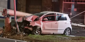 Poste parte ao meio após colisão que resultou em uma vítima em Poços de Caldas