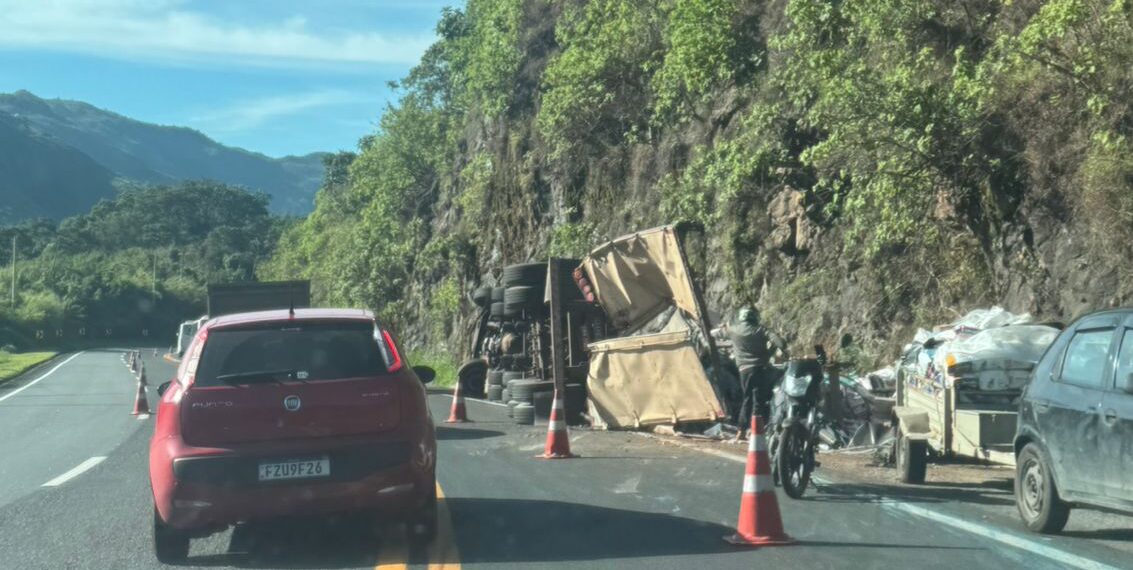 Motorista sai ileso após caminhão tombar e bater em paredão de pedras entre Poços e Águas da Prata