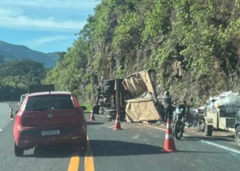 Motorista sai ileso após caminhão tombar e bater em paredão de pedras entre Poços e Águas da Prata
