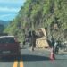 Motorista sai ileso após caminhão tombar e bater em paredão de pedras entre Poços e Águas da Prata