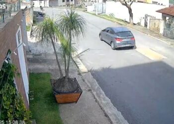 VÍDEO: acidente entre carro e moto é registrado no Bairro Jardim Vitória, em Poços