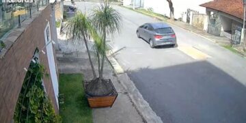 VÍDEO: acidente entre carro e moto é registrado no Bairro Jardim Vitória, em Poços