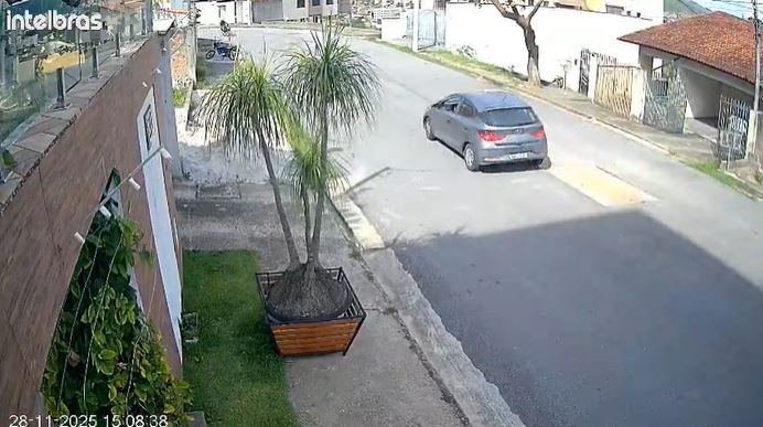 VÍDEO: acidente entre carro e moto é registrado no Bairro Jardim Vitória, em Poços
