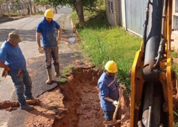 Rompimento de adutora causa falta de água em bairros de Poços; confira