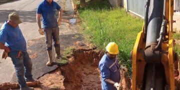 Rompimento de adutora causa falta de água em bairros de Poços; confira