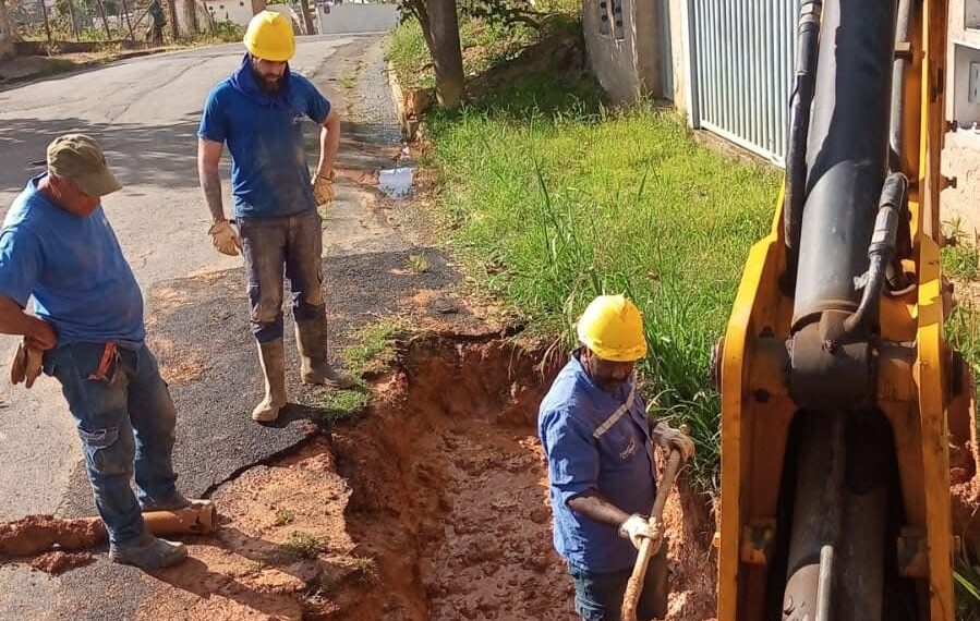 Rompimento de adutora causa falta de água em bairros de Poços; confira