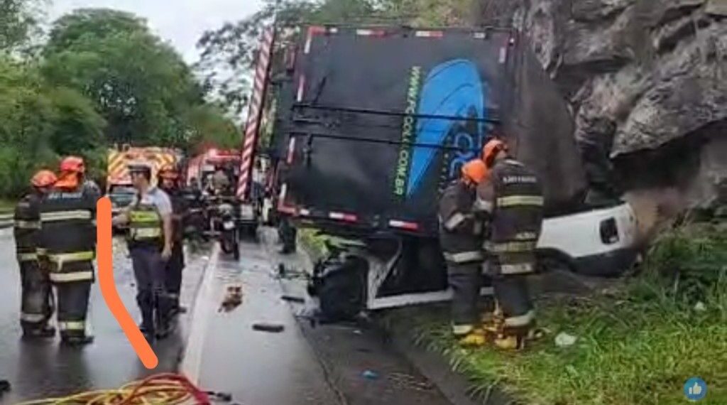 Duas pessoas ficam feridas em colisão entre caminhão e caminhonete na SP-344