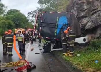 Duas pessoas ficam feridas em colisão entre caminhão e caminhonete na SP-344