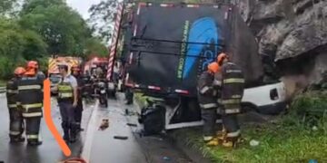 Duas pessoas ficam feridas em colisão entre caminhão e caminhonete na SP-344