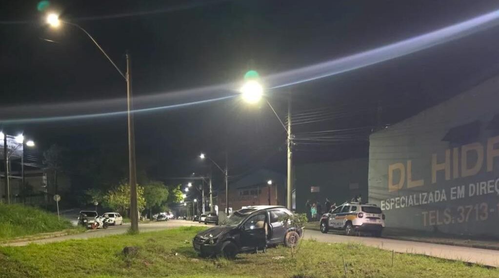 Carro capota no bairro Philadelphia em Poços de Caldas