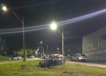 Carro capota no bairro Philadelphia em Poços de Caldas