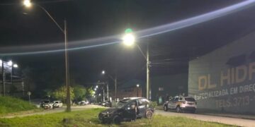 Carro capota no bairro Philadelphia em Poços de Caldas