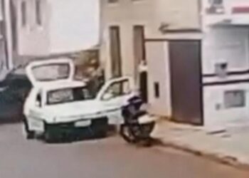 Homem sentado na calçada morre após ser atingindo por carro, veja imagens