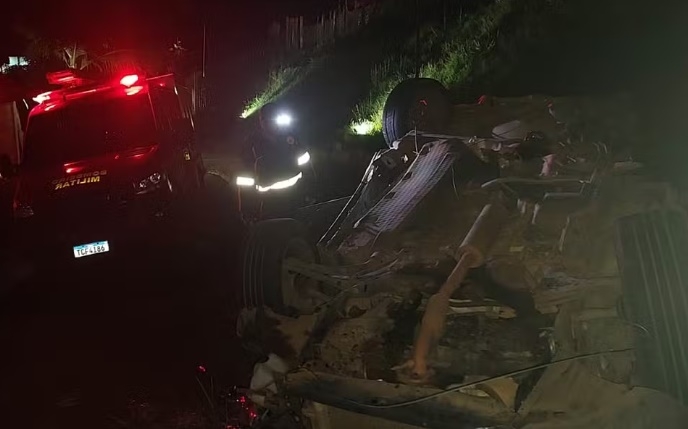 Jovem morre e três pessoas ficam feridas após batida entre dois carros na BR-459