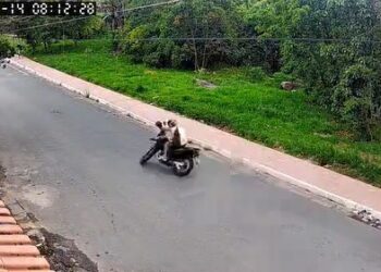 Vídeo mostra momento em que motociclista, em alta velocidade, se acidenta após passar em redutor na zona leste de Poços
