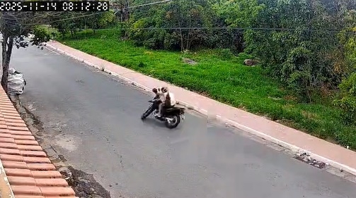 Vídeo mostra momento em que motociclista, em alta velocidade, se acidenta após passar em redutor na zona leste de Poços
