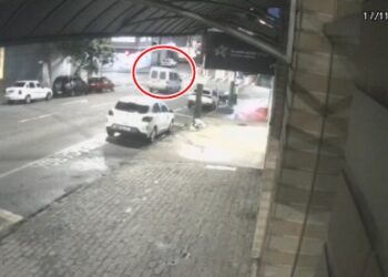 Vídeo mostra momento em que van fura sinal vermelho e é atingida por moto no centro de Poços