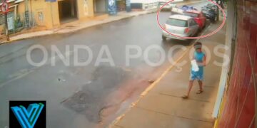 VÍDEO: Motorista embriagado perde controle de carro e atinge dois veículos estacionados; adolescente fica ferida no acidente