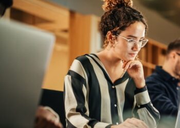 Estudo mostra que mulheres ainda ganham menos que homens no Brasil; diferença salarial em Poços é maior que a média nacional