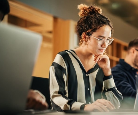 Estudo mostra que mulheres ainda ganham menos que homens no Brasil; diferença salarial em Poços é maior que a média nacional