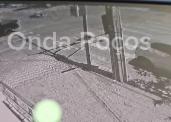 VÍDEO: caminhonete avançou sinal e atingiu moto no centro de Poços de Caldas