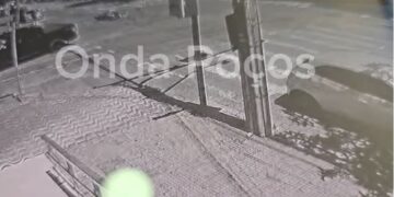 VÍDEO: caminhonete avançou sinal e atingiu moto no centro de Poços de Caldas