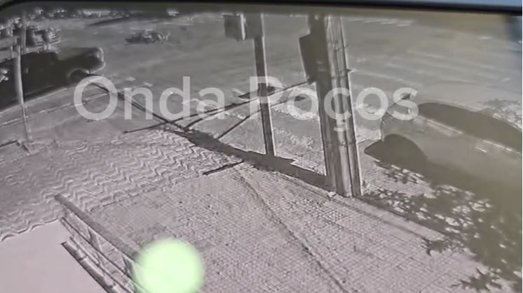 VÍDEO: caminhonete avançou sinal e atingiu moto no centro de Poços de Caldas