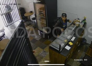 Homem é flagrado furtando em restaurante enquanto pedia doação de comida
