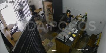 Homem é flagrado furtando em restaurante enquanto pedia doação de comida