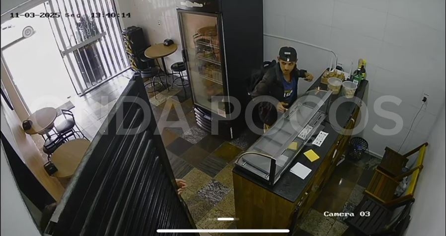 Homem é flagrado furtando em restaurante enquanto pedia doação de comida