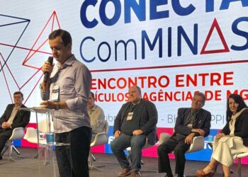 Deputado Arantes representa Assembleia no Conecta Com Minas 2025 e destaca importância da mídia regional e dos jornais impressos 