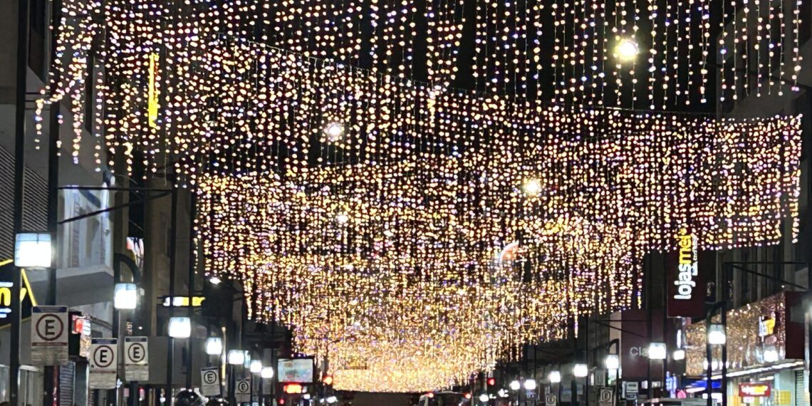 Acendimento oficial das luzes do Natal Poços de Luz 2025 será nesta sexta (7)