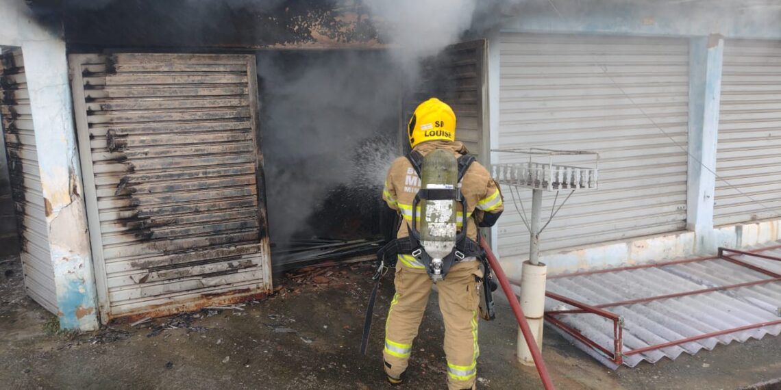 Carro pega fogo em garagem e idoso é resgato da residência em Poços
