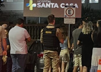 Após salvar criança de incêndio, policial se une à família em oração na Santa Casa