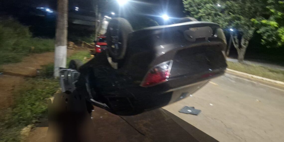 Motorista perde o controle e capota veículo em cidade da região