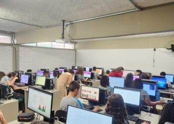 MG adota componente curricular inédito de computação para o ensino básico em 2026