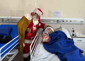 Hospital Municipal Margarita Morales recebe visita especial do Papai Noel