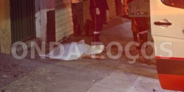 Homem é morto com mais de dez facadas após desentendimento em bar na zona leste de Poços